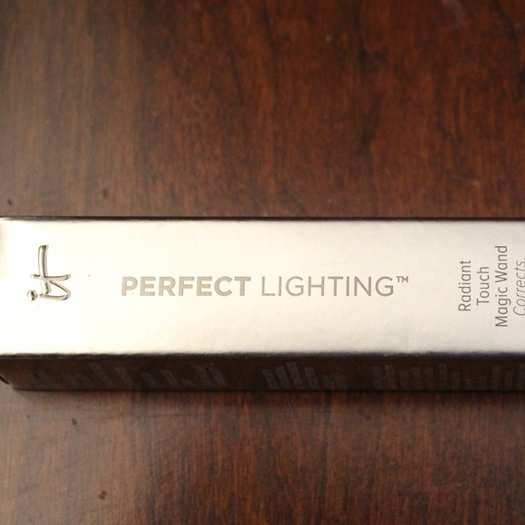 NWOT- IT Cosmetics Perfect Lightning Concealer - Picture 1 of 2
